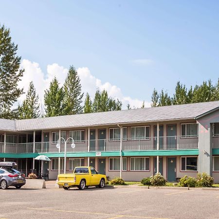 Super 8 By Wyndham Quesnel Bc Hotel Luaran gambar